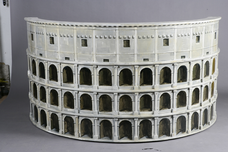 DIVANO A FORMA DI COLOSSEO DIPINTO A MANO OPERA UNICA
